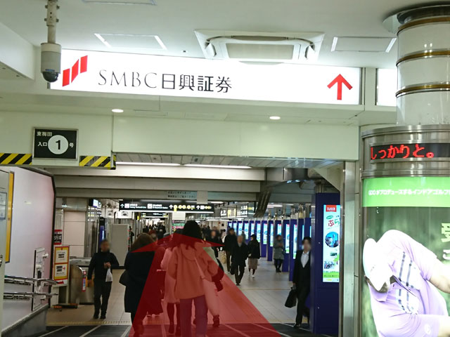 「SMBC日興証券」の看板を目印に東梅田駅方面へ直進します。