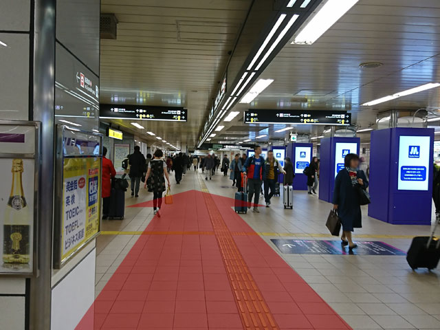 東梅田駅前通路を南改札方面に直進します。